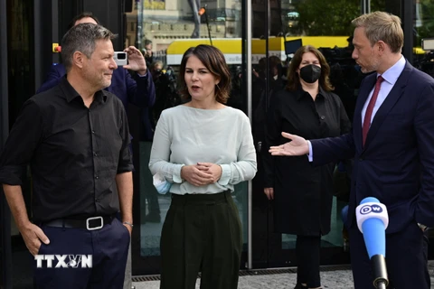 (Từ trái sang): Đồng Chủ tịch đảng Xanh Robert Habeck, ứng cử viên thủ tướng của đảng Xanh Annalena Baerbock và Chủ tịch FDP Christian Lindner tại cuộc họp báo sau cuộc đàm phán thăm dò chính thức đầu tiên ở Berlin ngày 1/10/2021. (Ảnh: AFP/TTXVN)