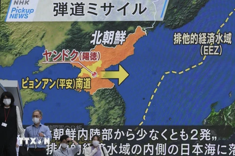 Hình ảnh bản đồ trên màn hình điện tử ở Tokyo (Nhật Bản) mô phỏng đường đi hướng ra biển Nhật Bản của tên lửa được Triều Tiên phóng thử, ngày 16/9/2021. (Ảnh: AFP/TTXVN)