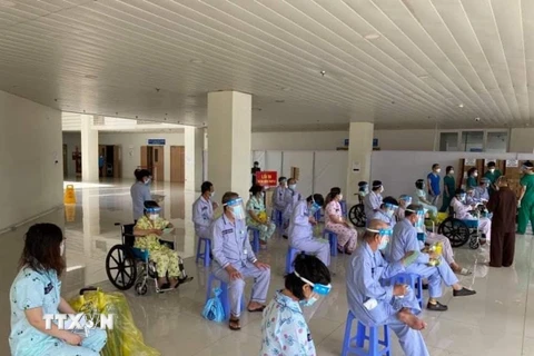 Các bệnh nhân được xuất viện tại Bệnh viện Hồi sức COVID-19 TP Hồ Chí Minh. (Ảnh: Lê Minh Hiển/TTXVN)
