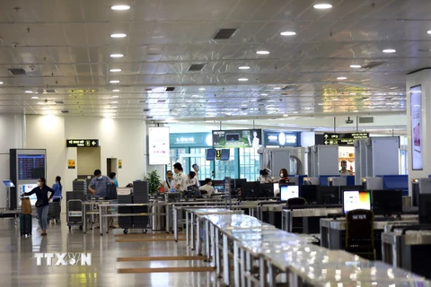 Hành khách làm thủ tục tại sân bay Nội Bài tháng 5/2021. (Ảnh: Huy Hùng/TTXVN)