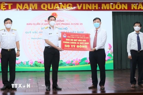 Tân cảng Sài Gòn ủng hộ 50 tỷ đồng cho Quỹ vaccine phòng COVID-19. (Ảnh: TTXVN phát)