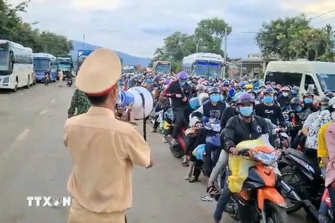 Hàng ngàn người từ Thành phố Hồ Chí Minh trở về quê ùn ứ tại Chốt kiếm soát phòng, chống dịch COVID-19 Cầu 110 (địa phận giữa tỉnh Gia Lai và Đắk Lắk). (Ảnh: Quang Thái/TTXVN)