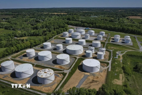 Các bể chứa nhiên liệu tại một trạm của Công ty Colonial Pipeline ở Woodbine, bang Maryland, Mỹ. (Ảnh: AFP/TTXVN)