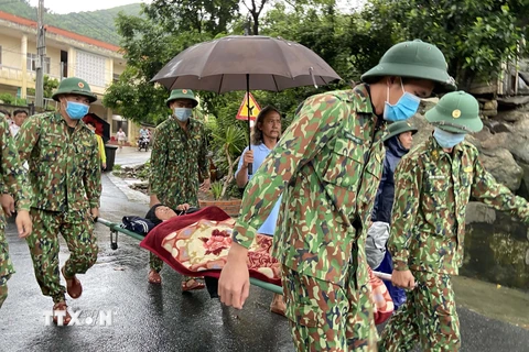 Cán bộ, chiến sỹ Đồn biên phòng Cù Lao Chàm chuyển bệnh nhân đi cấp cứu. (Ảnh: TTXVN)