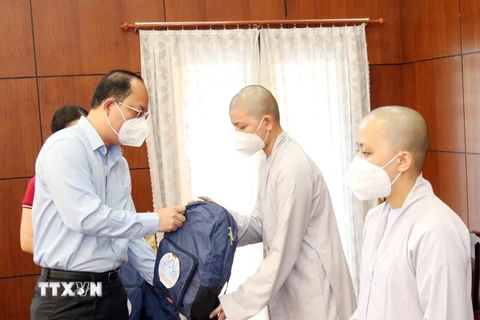 Ông Nguyễn Hồ Hải (trái), Phó Bí thư Thành ủy Thành phố Hồ Chí Minh, trao tặng balô đồ dùng vật dụng, thuốc tăng cường sức khỏe cho các tình nguyện viên trước lúc lên đường nhận nhiệm vụ. (Ảnh: Xuân Khu/TTXVN)