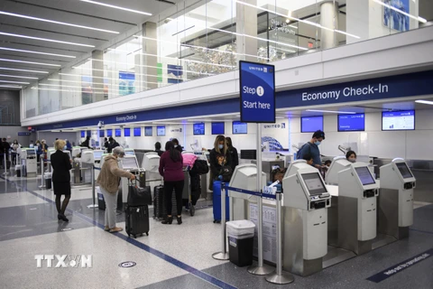 Hành khách làm thủ tục tại quầy của United Airlines tại sân bay ở Los Angeles, California, Mỹ. (Ảnh: AFP/TTXVN)