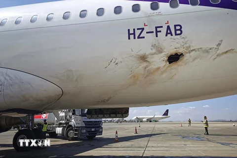 Máy bay bị thủng sau một vụ tấn công nhằm vào sân bay quốc tế Abha của Saudi Arabia, ngày 31/8/2021. (Ảnh: AFP/TTXVN)