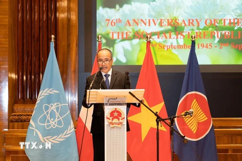 Đại sứ Việt Nam tại Áo Nguyễn Trung Kiên phát biểu tại Lễ kỷ niệm. (Ảnh: TTXVN phát)