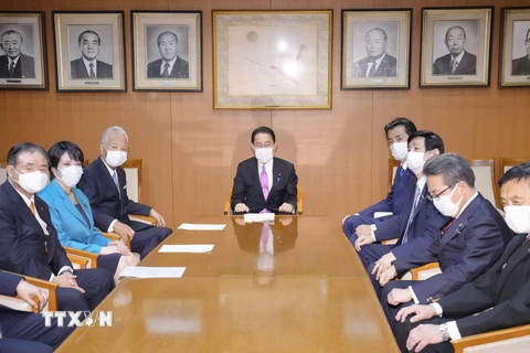 Lãnh đạo đảng Dân chủ Tự do (LDP) cầm quyền ở Nhật Bản Fumio Kishida (giữa) và các thành viên Ban lãnh đạo LDP trong cuộc họp tại trụ sở đảng ở Tokyo, ngày 1/10/2021. (Ảnh: Kyodo/TTXVN)