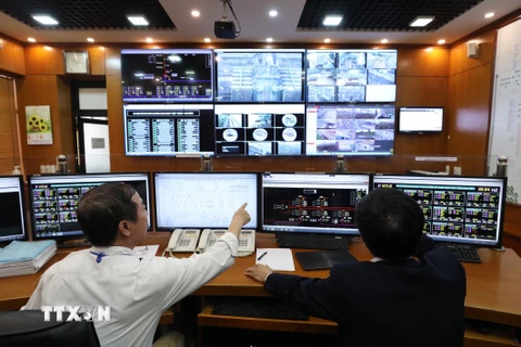 Áp dụng công nghệ số tại phòng Điều khiển trung tâm của Công ty Điện lực Thái Nguyên. (Ảnh: Anh Tuấn/TTXVN)