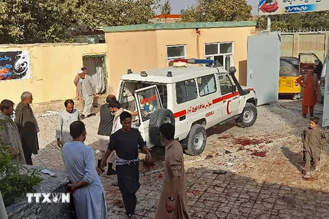 Hiện trường vụ nổ bom tại thánh đường của người Hồi giáo dòng Shiite ở tỉnh Kunduz, Đông Bắc Afghanistan ngày 8/10/2021. (Ảnh: AFP/TTXVN)
