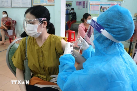 Cán bộ y tế phường 5, thành phố Đông Hà (Quảng Trị) tiêm vaccine phòng COVID-19 cho người dân. (Ảnh: Nguyên Lý/TTXVN)