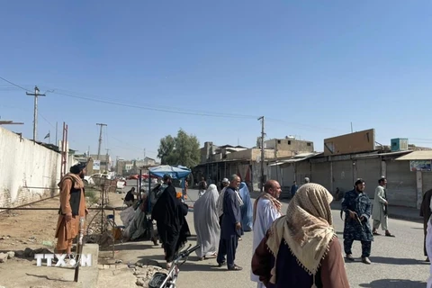 Người dân tập trung tại hiện trường vụ nổ tại Thánh đường Hồi giáo ở thành phố Kandahar, Afghanistan. (Ảnh: AA/TTXVN)