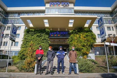 Những người biểu tình chặn đường trước khách sạn Park Inn, nơi các quan sát viên của OSCE lưu trú ngày 16/10. (Nguồn: Reuters)
