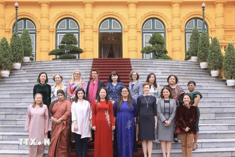Phó Chủ tịch nước Võ Thị Ánh Xuân với các nữ đại sứ, trưởng đại diện cơ quan quốc tế. (Ảnh: Lâm Khánh/TTXVN)