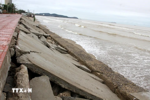 Nhiều đoạn kè biển Cửa Lò (Nghệ An) vừa được sửa chữa đã bị sóng biển đánh vỡ vụn hư hại nặng. (Ảnh: Văn Tý/TTXVN)