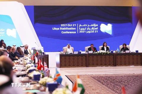 Thủ tướng Libya Abdulhamid Dbeibah (thứ 2, trái) phát biểu tại Hội nghị Ổn định Libya ở Tripoli ngày 21/10/2021. (Ảnh: AFP/TTXVN)