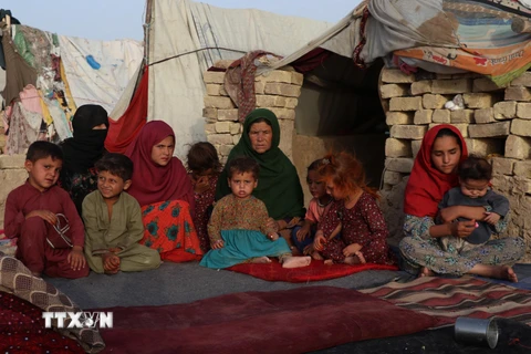 Phụ nữ và trẻ em phải rời bỏ nhà cửa do chiến tranh tại một khu trại tạm ở tỉnh Balkh, Afghanistan, ngày 31/7/2021. (Ảnh: THX/TTXVN)