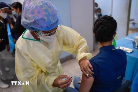 Nhân viên y tế tiêm vaccine ngừa COVID-19 cho người dân tại Caracas, Venezuela. (Ảnh: AFP/TTXVN)