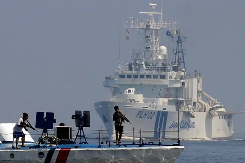 Lực lượng Bảo vệ Bờ biển Philippines đóng giả cướp biển trong cuộc tập trận chung thực thi Luật Hàng hải (MARLEN) giữa Lực lượng Bảo vệ Bờ biển Nhật Bản (JCG) và Lực lượng Bảo vệ Bờ biển Philippines (PCG) tại vùng biển ngoài khơi Vịnh Manila, Philippines,