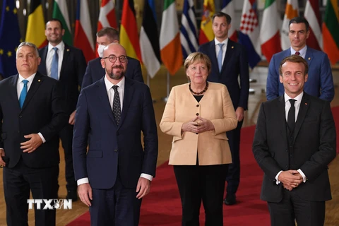 Thủ tướng Đức Angela Merkel (giữa) chụp ảnh chung cùng các nhà lãnh đạo EU tại hội nghị thượng đỉnh của khối ở Brussels, Bỉ ngày 21/10/2021. (Ảnh: AFP/TTXVN)