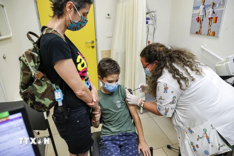 Một em nhỏ được tiêm vaccine ngừa COVID-19 của Pfizer/BioNTech tại thành phố Holon, Israel ngày 21/6/2021. (Ảnh: AFP/TTXVN)