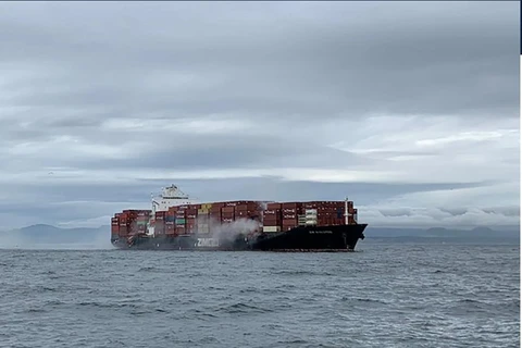 Khói bốc lên từ tàu container Zim Kingston ngoài khơi Victoria, tỉnh British Columbia đêm 13/10. (Nguồn: nbcnews.com)