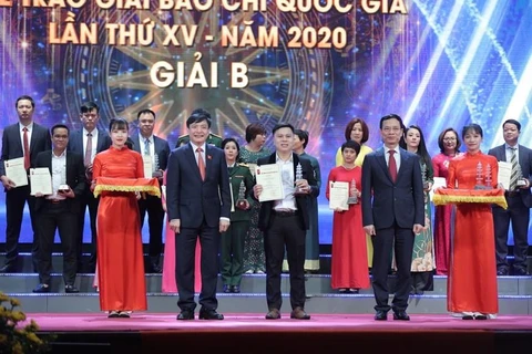 Nhà báo Võ Mạnh Hùng, Báo điện tử VietnamPlus nhận giải B cho tác phẩm “Loạn quy hoạch làm biến dạng đô thị: Virus cần phải loại bỏ triệt để.” (Ảnh: Hoàng Đạt/Vietnam+)