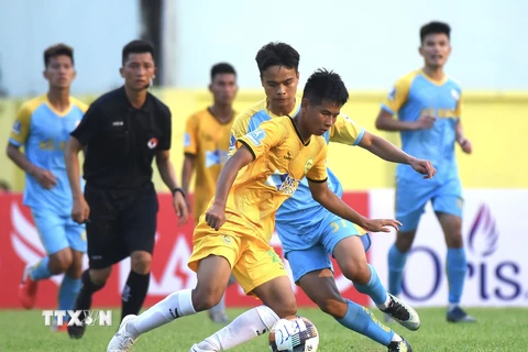 CLB Hòa Bình (áo vàng) và đội khách CLB Hải Nam Vĩnh Yên - Vĩnh Phúc (áo xanh) trong trận Khai mạc Giải bóng đá hạng Nhì quốc gia – Cúp Asanzo 2021. (Ảnh: Trọng Đạt/TTXVN)