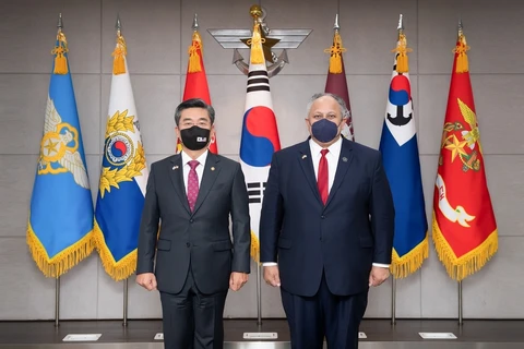 Bộ trưởng Quốc phòng Hàn Quốc Suh Wook (trái) và Bộ trưởng Hải quân Mỹ Carlos Del Toro chụp ảnh chung tại Bộ Quốc phòng ở Seoul ngày 28/10. (Nguồn: Yonhap)