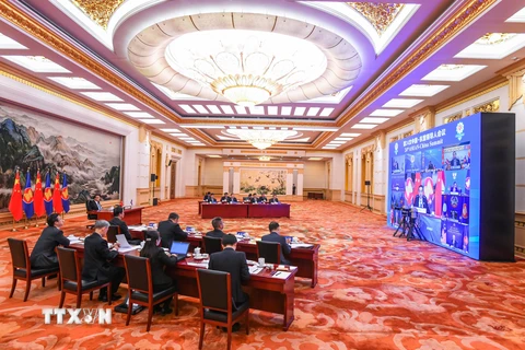Thủ tướng Trung Quốc Lý Khắc Cường (giữa, trái) dự Hội nghị Cấp cao ASEAN-Trung Quốc lần thứ 24 diễn ra dưới hình thức trực tuyến, tại Bắc Kinh, ngày 26/10/2021. (Ảnh: THX/TTXVN)