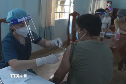 Lực lượng y tế tiêm vaccine ngừa COVID-19 cho người dân xã Đức Hạnh, huyện Bù Gia Mập. (Ảnh: K GỬIH/TTXVN)