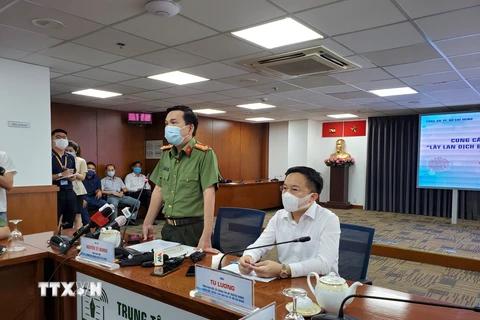 Công an Thành phố Hồ Chí Minh cung cấp thông tin về việc khởi tố vụ án về vụ việc lây lan COVID-19 trong cộng đồng. (Ảnh: Thành Chung/TTXVN)