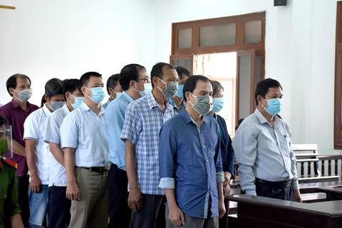 Các bị cáo trong vụ để lộ đề thi công chức tỉnh Phú Yên 2017-2018 trong phiên xử sơ thẩm tại TAND tỉnh Phú Yên. (Ảnh: Phạm Cường/TTXVN)