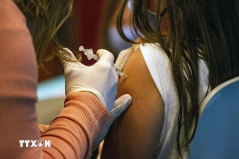 Nhân viên y tế tiêm vaccine phòng COVID-19 của hãng Pfizer-BioNTech cho em bé 5 tuổi tại bệnh viện Hartford, Connecticut, Mỹ, ngày 2/11/2021. (Ảnh: AFP/TTXVN)