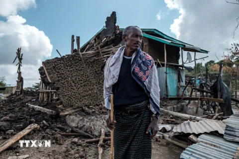 Người dân đau buồn khi nhà cửa bị tàn phá trong cuộc xung đột ở khu vực Tigray, Ethiopia ngày 9/12/2020. (Ảnh: AFP/TTXVN)