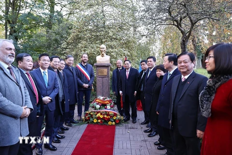 Thủ tướng đặt hoa Tượng đài Chủ tịch Hồ Chí Minh ở Công viên Montreau