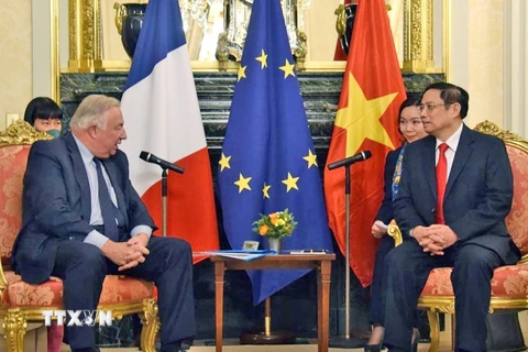 Thủ tướng Chính phủ Phạm Minh Chính và Chủ tịch Thượng viện Pháp Gerard Larcher tại buổi hội kiến. (Ảnh: TTXVN phát)