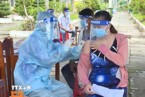 Thị xã Giá Rai, Bạc Liêu, khẩn trương tiêm vaccine phòng COVID-19 cho người dân, phấn đấu đạt 98% tổng số người trên 18 tuổi. (Ảnh: TTXVN phát)