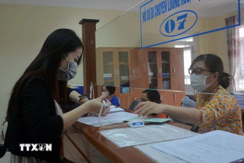 Người lao động đến Bảo hiểm xã hội tỉnh Đắk Lắk hỏi thủ tục và quy trình nhận hỗ trợ từ Nghị quyết 116. (Ảnh: Hoài Thu/TTXVN)