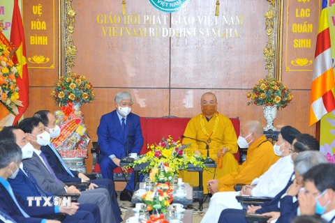 Chủ tịch Ủy ban Trung ương MTTQ Việt Nam Đỗ Văn Chiến chúc mừng 40 năm Ngày thành lập Giáo hội Phật giáo Việt Nam. (Ảnh: Minh Đức/TTXVN)
