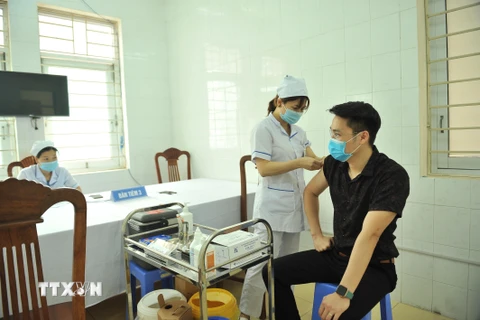 Tiêm vaccine phòng COVID-19 cho người dân tại Thái Nguyên. (Ảnh: Trần Trang/TTXVN)
