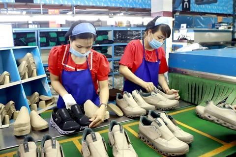 Sản xuất giày xuất khẩu tại Công ty giầy Phúc Yên (Vĩnh Phúc). (Ảnh: TTXVN)