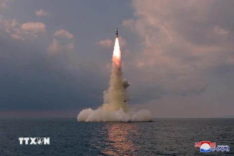 Một tên lửa đạn đạo kiểu mới được phóng thử từ tàu ngầm tại vùng biển ở Sinpo, Triều Tiên ngày 19/10/2021. (Ảnh: YONHAP/TTXVN)