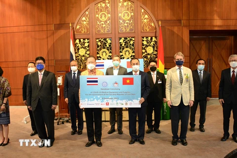 Đại sứ Việt Nam tại Thái Lan Phan Chí Thành (bên phải) tiếp nhận tượng trưng lô hàng vật tư y tế từ ông Sanan Angubolkul, Chủ tịch Hội Hữu nghị Thái Lan-Việt Nam. (Ảnh: TTXVN phát)
