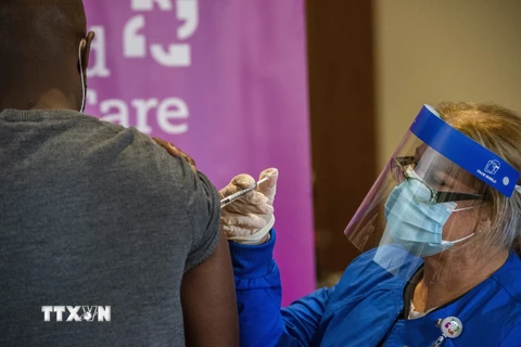 Nhân viên y tế tiêm vaccine phòng COVID-19 cho người dân tại Hartford, Connecticut, Mỹ, ngày 4/1/2021. (Ảnh: AFP/TTXVN)