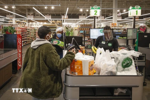 Người dân mua sắm tại một cửa hàng thực phẩm ở Chicago, Illinois, Mỹ. (Ảnh: AFP/TTXVN)