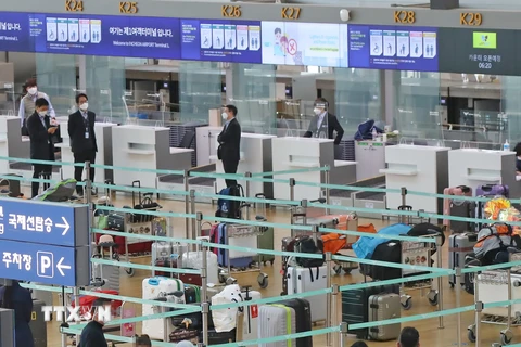 Hành khách mắc kẹt tại sân bay Gimpo ở Seoul, Hàn Quốc sau sự cố máy tính khiến hàng loạt chuyến bay bị hoãn hủy ngày 12/11/2021. (Ảnh: Yonhap/TTXVN)