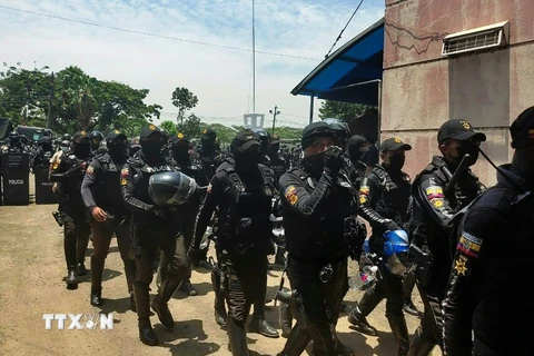 Cảnh sát được huy động sau vụ bạo động tại nhà tù ở Guayaquil, Ecuador, ngày 30/9/2021. (Ảnh: AFP/TTXVN)