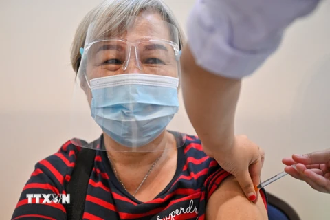 Nhân viên y tế tiêm vaccine phòng COVID-19 cho người dân tại Kuala Lumpur, Malaysia. (Ảnh: AFP/TTXVN)